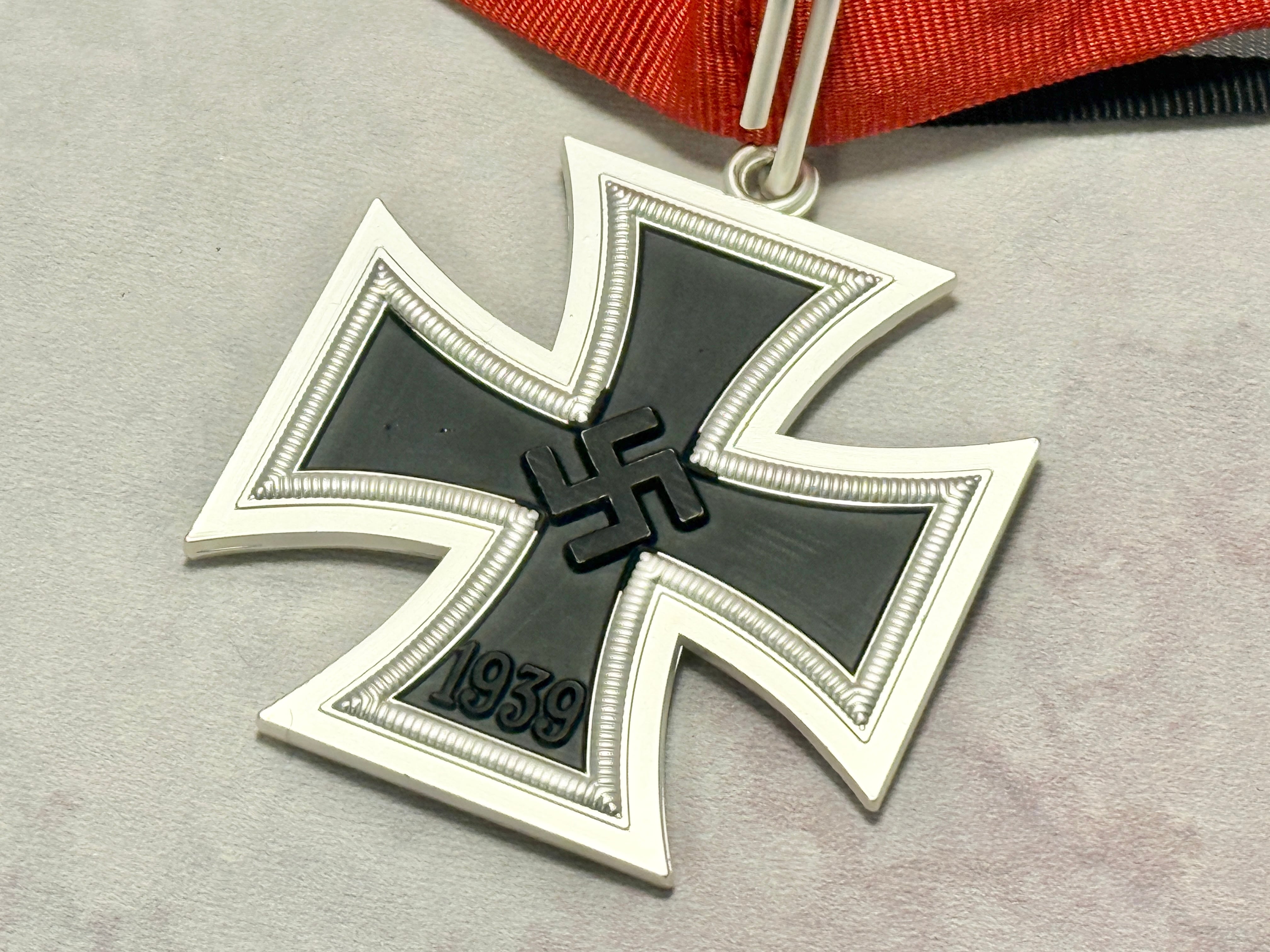 WWII ドイツ軍 騎士鉄十字章（1ピース構造・加工済みリボン付き