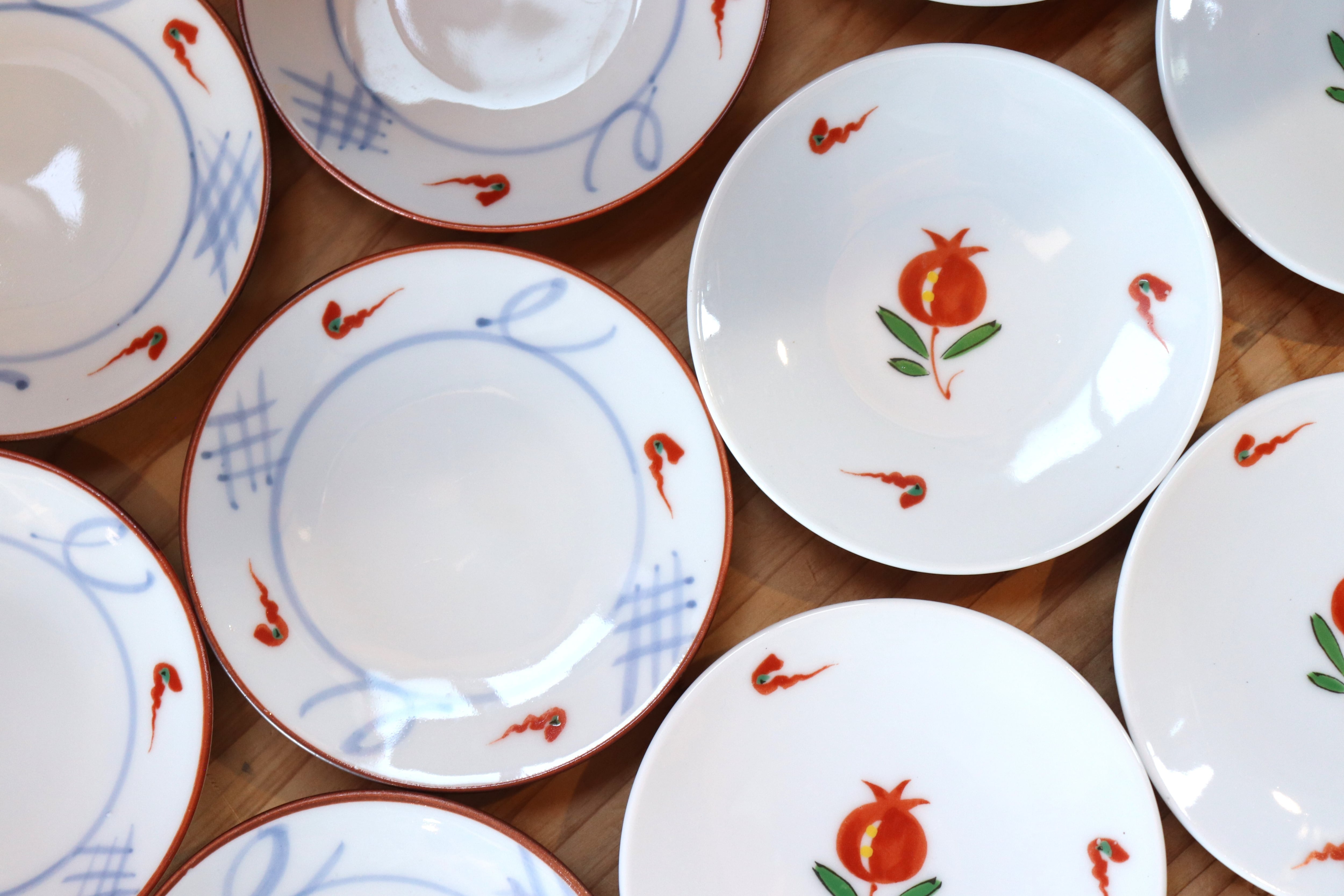 有田焼　おしゃれな真っ赤な皿　山かけマグロが高級に Amazon.co.jp: 盛り皿 有田焼 茂山窯 赤絵 手描き 高級陶器