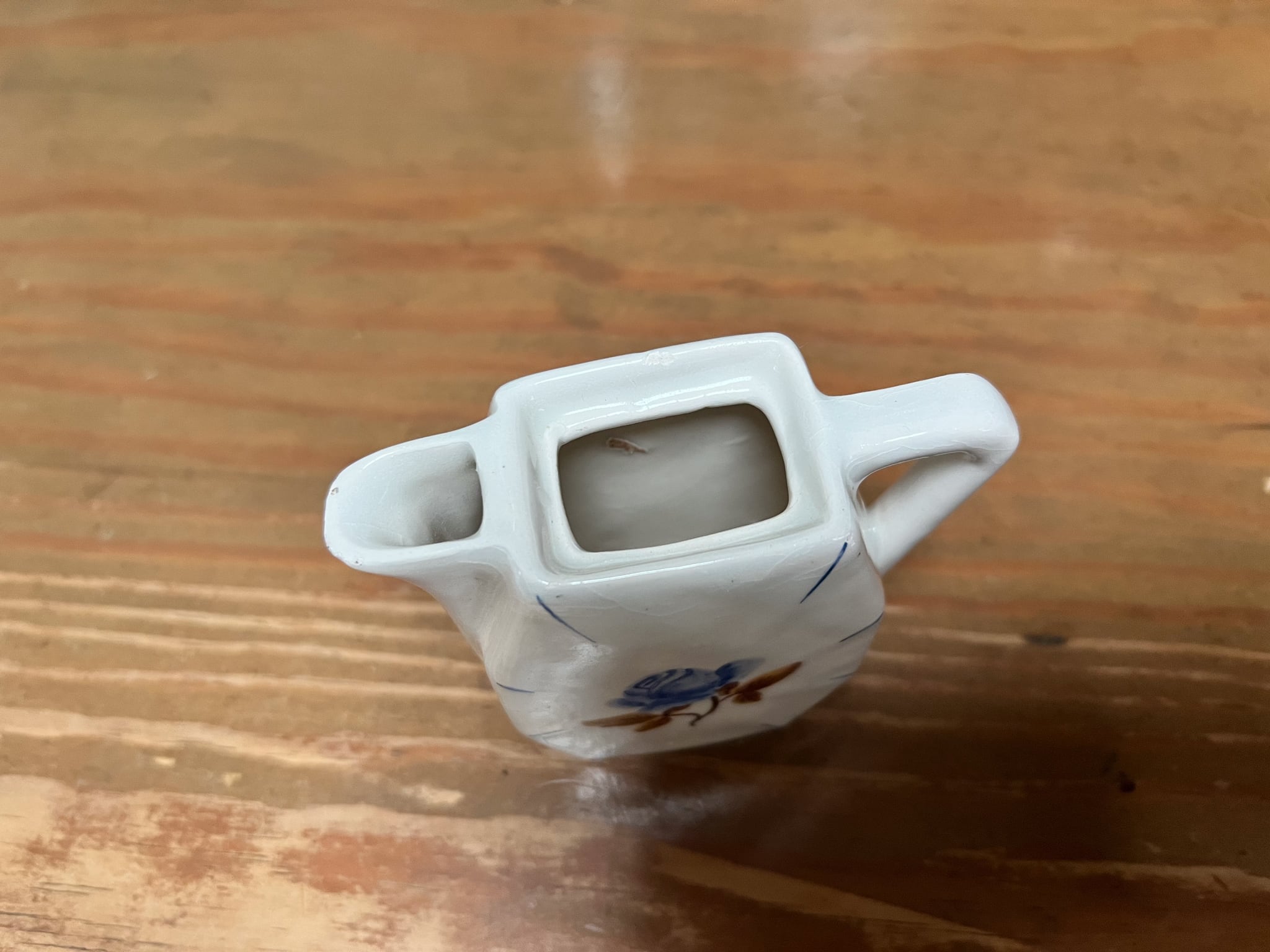 ブルーの花がかわいい陶器の小さなピッチャー フレンチアンティーク ブロカント