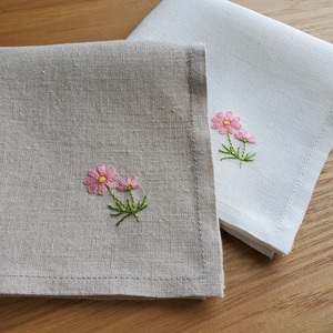 花占いのコスモス｜手刺繍＆手仕立てのソフトリネンハンカチ