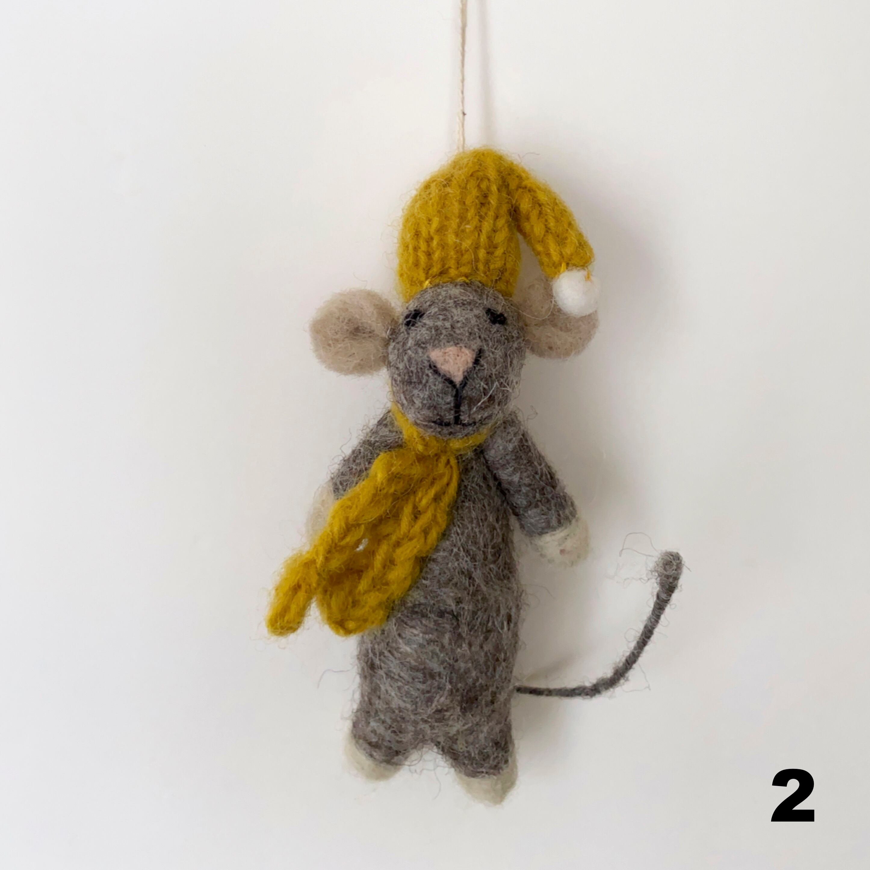 灰色のマウス オーナメント 黄色い帽子とスカーフ｜Grey Mouse with Yellow Hat & Scarf