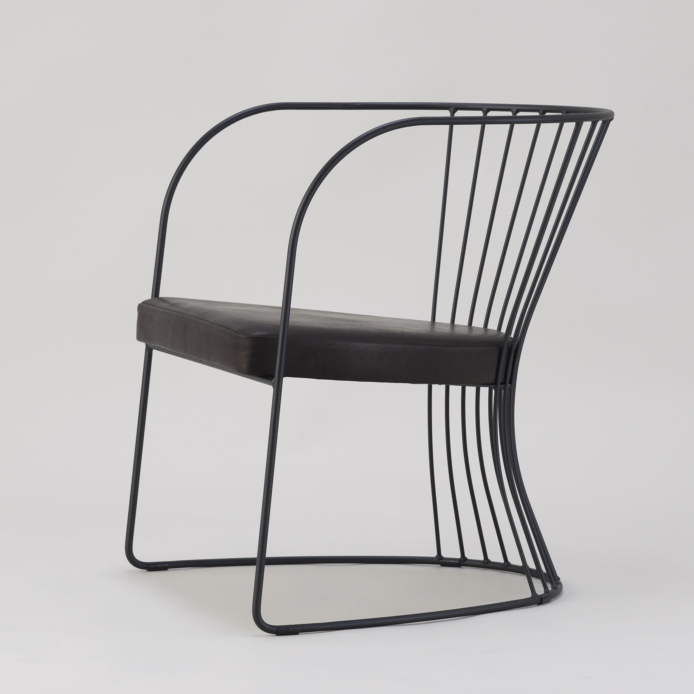 日本の美意識が宿るコンフォートチェア。TSUZUMI Poltrona【FEL2400 FB-B】 和モダン椅子 パーソナルチェア リビングインテリア くつろぎ時間 国産家具 アイアンラウンジチェア