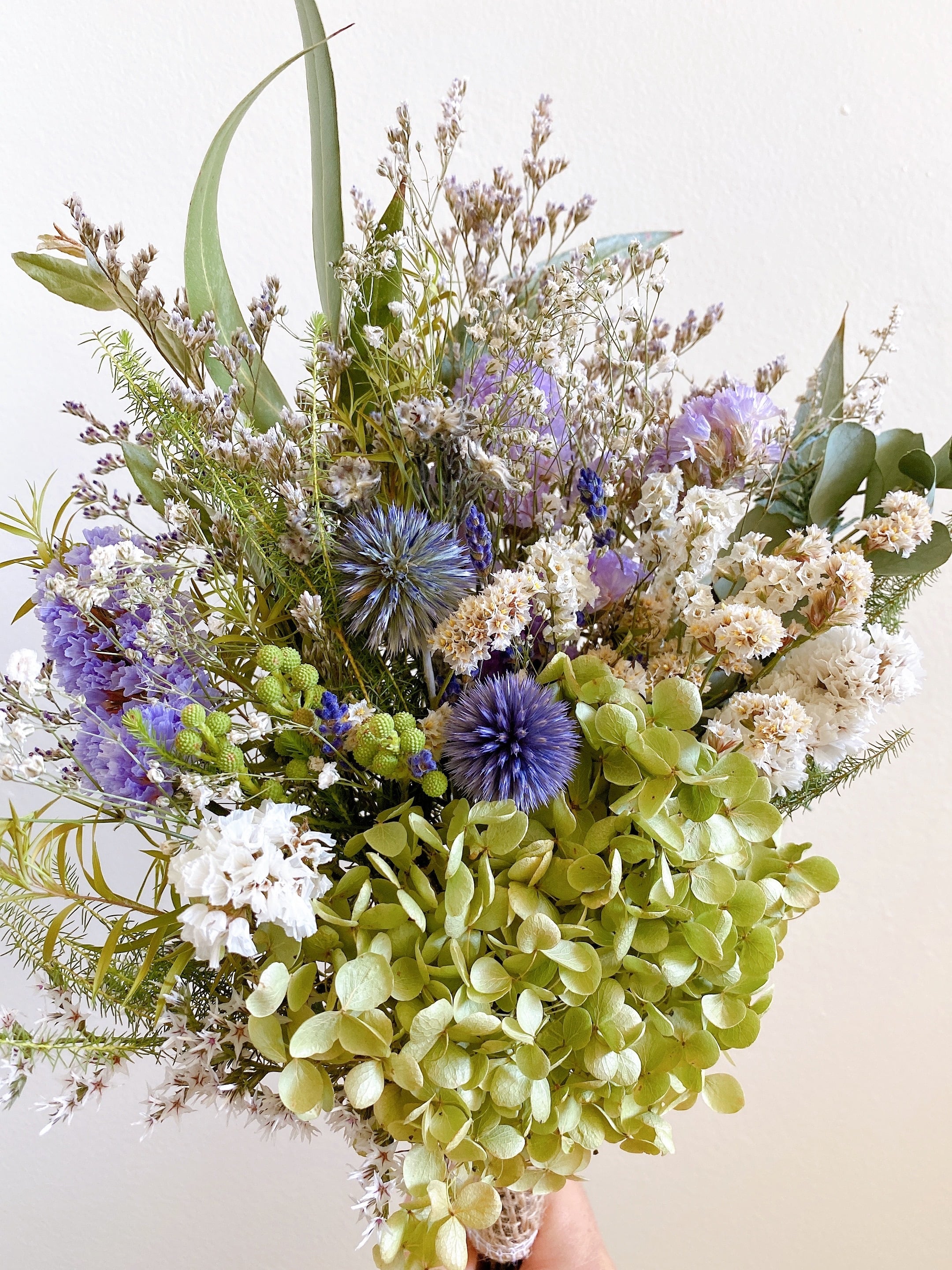 スモークツリーとルリタマアザミ、エリンジウムのナチュラルスワッグ スモークツリーとルリタマアザミ、エリンジウムのナチュラルスワッグ