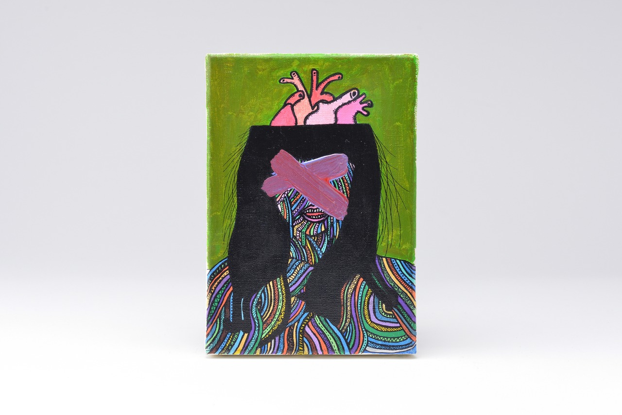 心で思考する自画像と戯れる黒猫