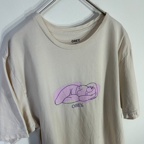 横たわるLady tシャツ