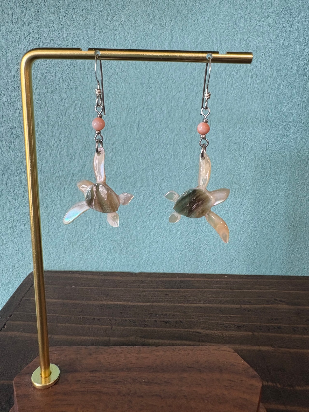 夜光貝の海ガメピアス　ピンク珊瑚