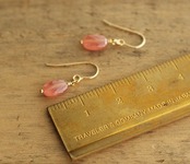 インカローズ<オーバルカット>のピアス(K14GF)
