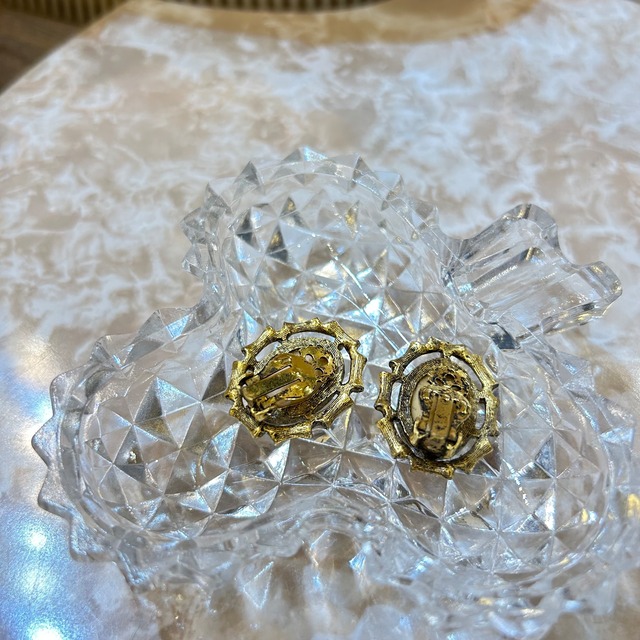 60’s flower dome earrings
