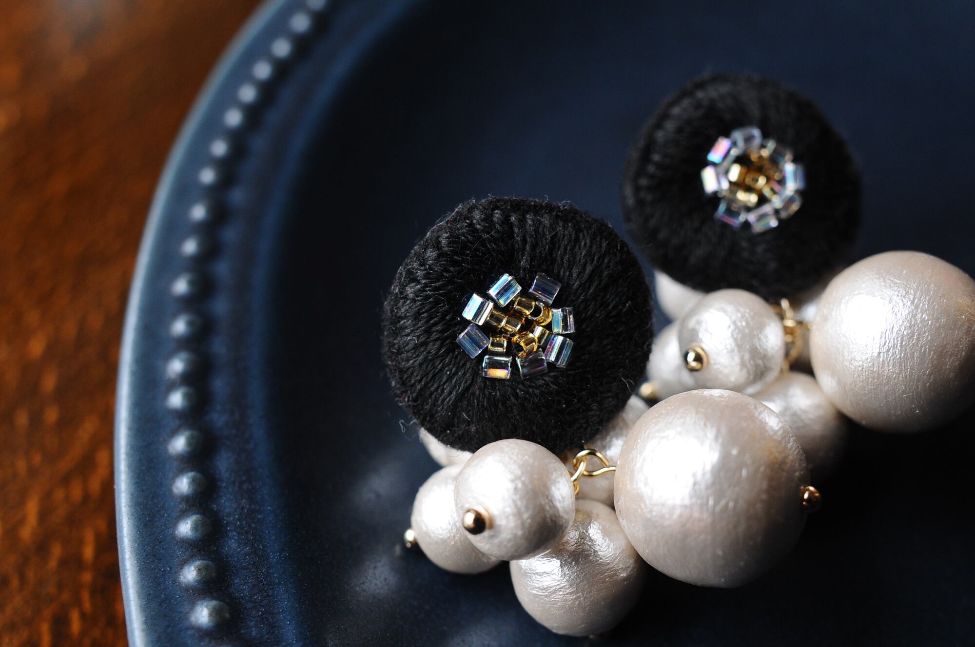 <lucy~イロドル惑星~>刺繍ピアス◎あふれるパール