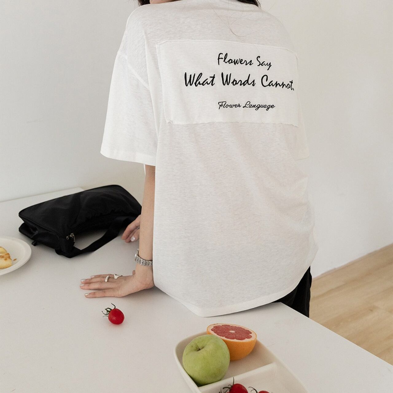 バックレタリングロゴエンブロイダリーTシャツ A02295