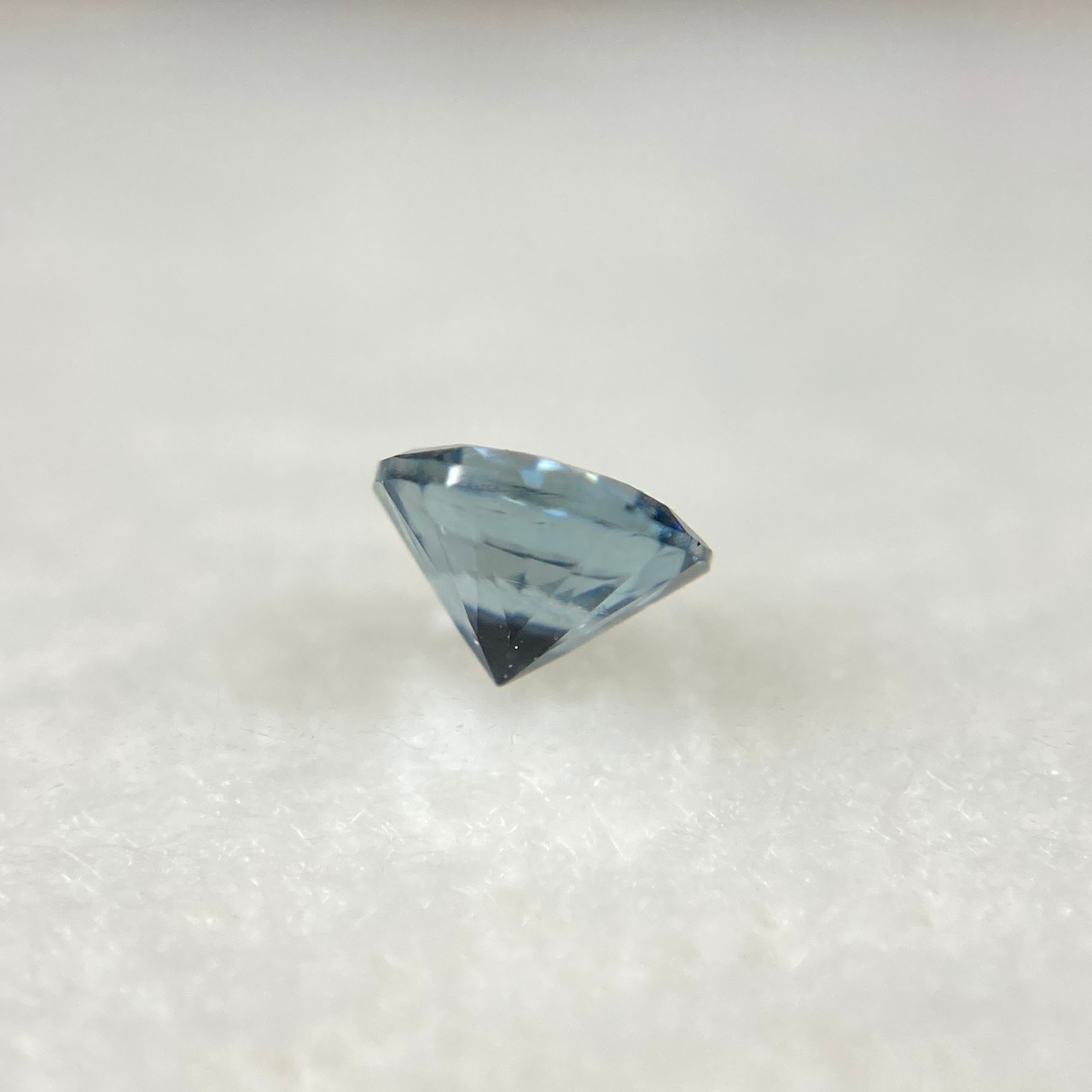 丸いスピネル  約3.3*2.1mm r-0616
