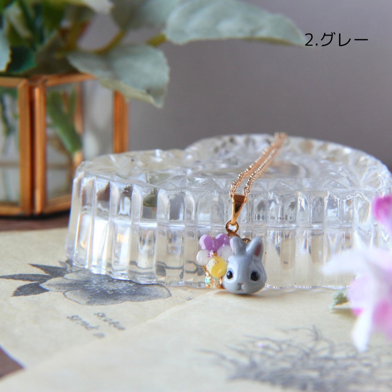 うさぎとビオラネックレス