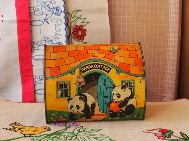 イギリスアンティーク　ビスケット缶　PANDA COTTAGE TIN　