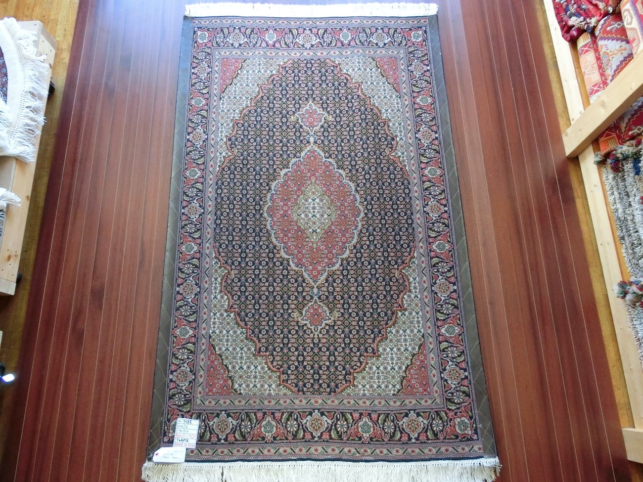 ペルシャ絨毯 手織り タブリーズ産 マヒ柄【リビングサイズ】1582