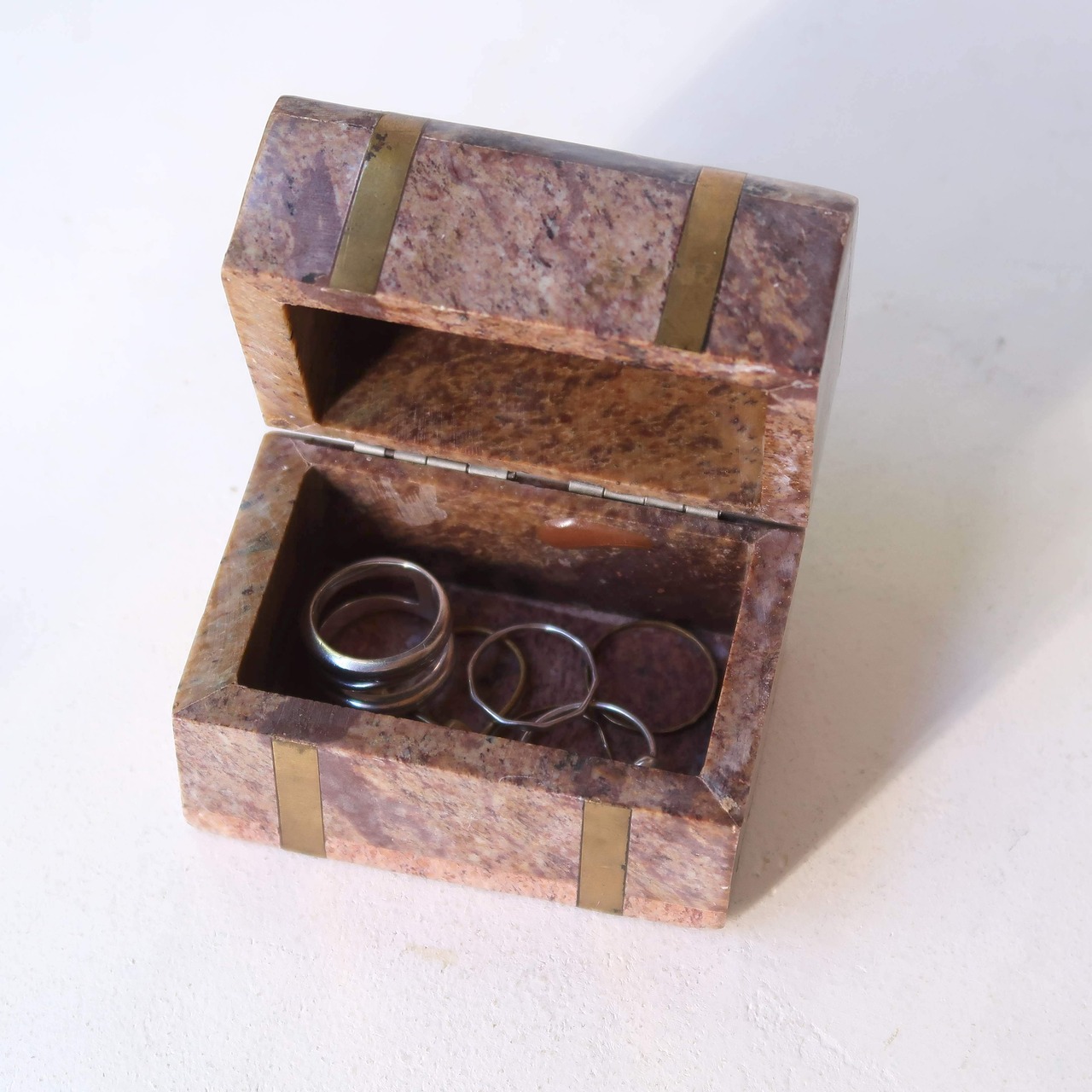 旅行バッグのような石のケース