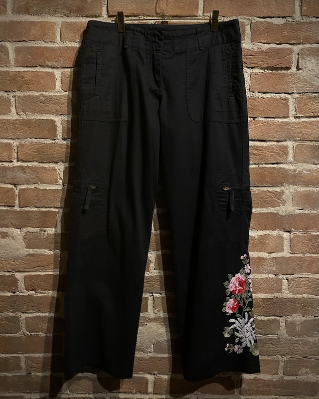 【Caka act3】"GUESS JEANS" Flower Embroidery Design Loose Cargo Pants