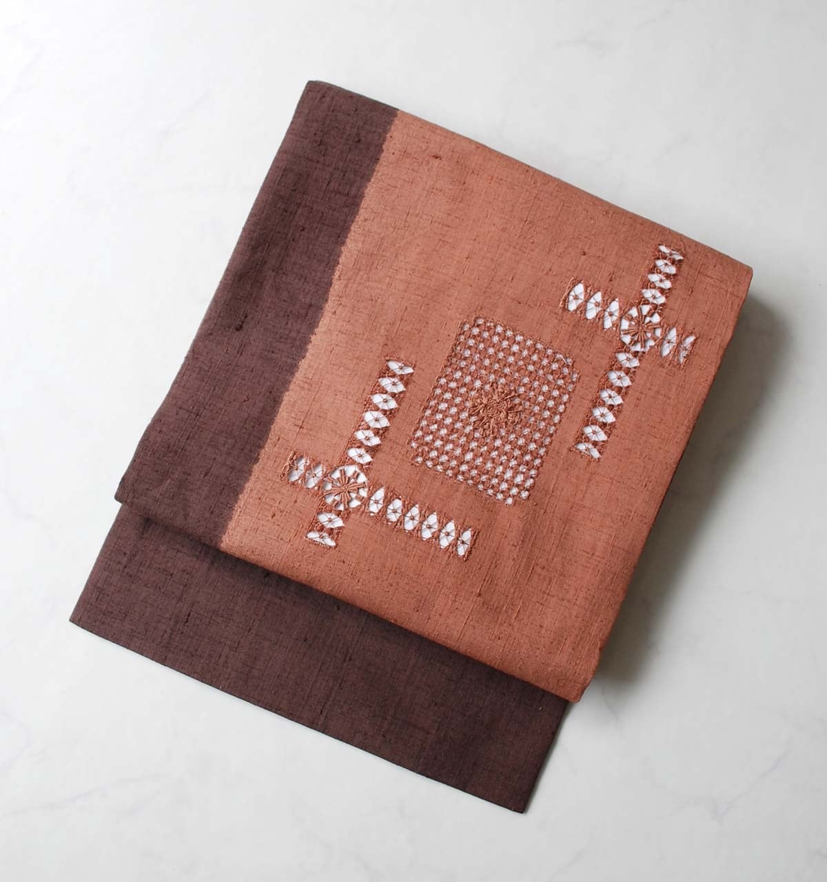 【なごや帯】柿渋色×黒茶色 幾何学柄ドロンワーク刺繍 紬地なごや帯