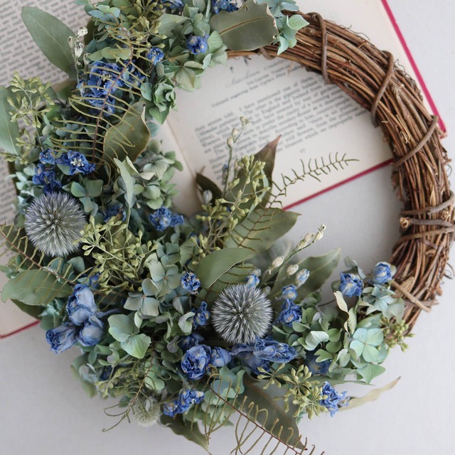 【１点もの 約直径30cm 】デルフィニュームとルリタマアザミのブルーグリーンハーフムーンリース ＊ フラワーリース ドライフラワー 春色 北欧インテリア 開店祝い 誕生日 ギフト ナチュラル かわいい ボタニカル おしゃれ 枝もの
