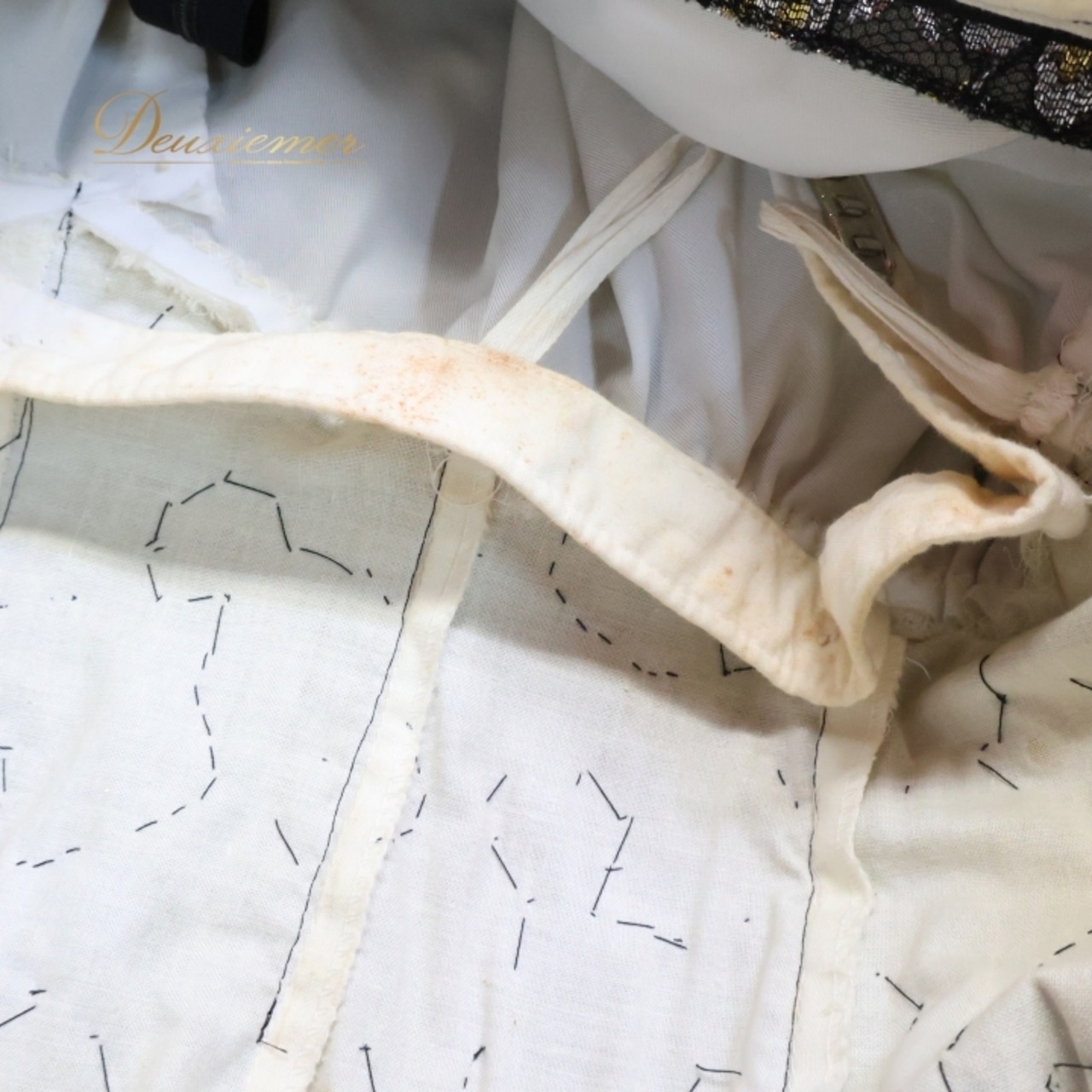 社交ダンス 衣装 スタンダードドレス ワンピース ドレス ブラック系 ホワイト系 黒 白 ファー プリーツ デモ 競技 ダンス パーティ 発表会 スパンコール 華やか ボリューム おしゃれ イベント用 フォーマル