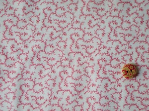 Moda Sally’s Stiches 1840-1860（サリーのステッチ）オフホワイトにピンクの模様