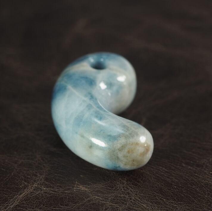 糸魚川翡翠 コン沢 青翡翠 勾玉 13.4g Itoigawa Blue Jadeite magatama