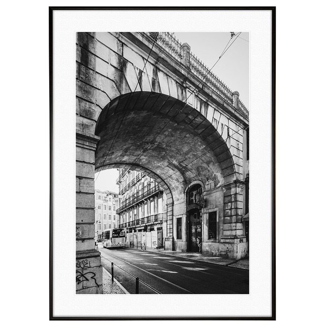 ポルトガル写真 リスボンの街にかかるアーチ橋 インテリア モノクロアートポスター額装 AS1525