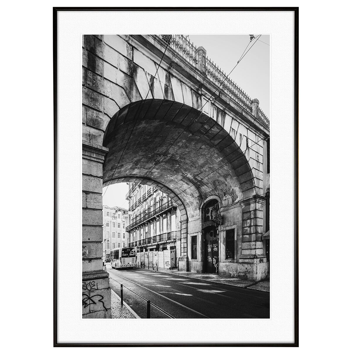 ポルトガル写真 リスボンの街にかかるアーチ橋 インテリア モノクロアートポスター額装 AS1525