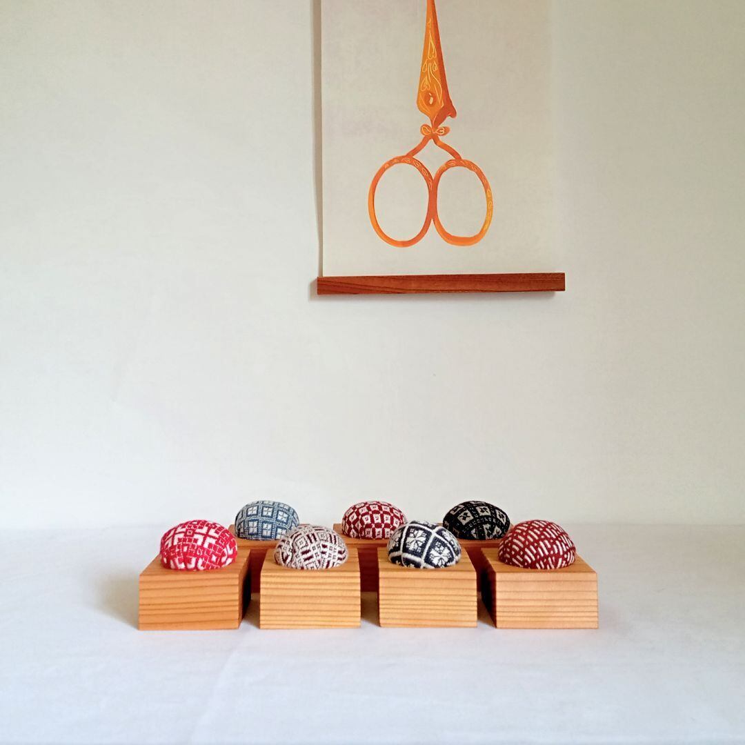 こぎん刺し × 智頭杉〈杉の赤〉の針山 / sachikogin × 銘木工房ゆら木