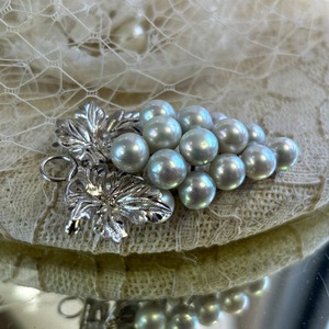 ヴィンテージ  シルバー系あこや真珠たわわ葡萄のブローチ