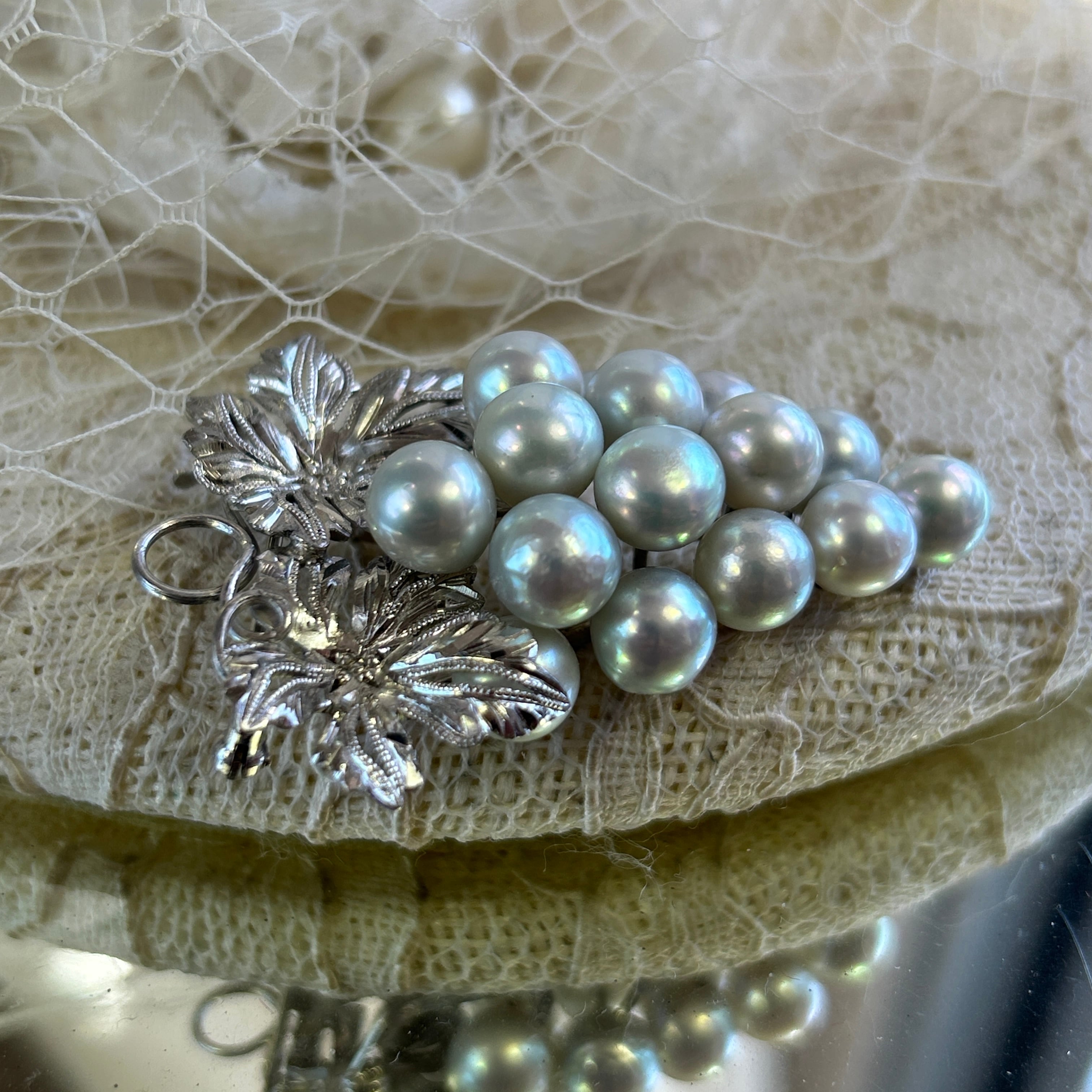 ヴィンテージ  シルバー系あこや真珠たわわ葡萄のブローチ