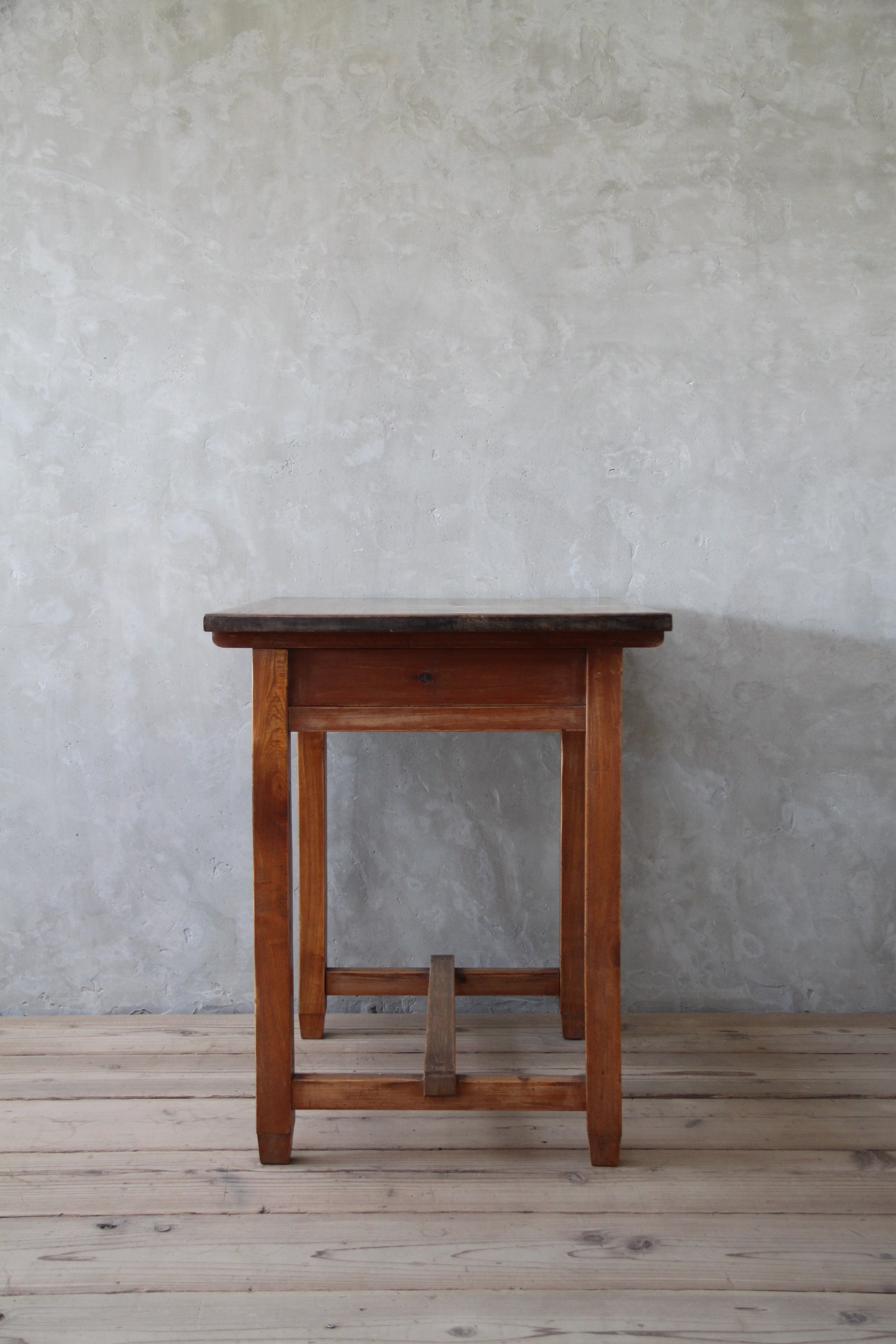 すっきりとしたシルエットの机 古家具/古道具/アンティーク/机