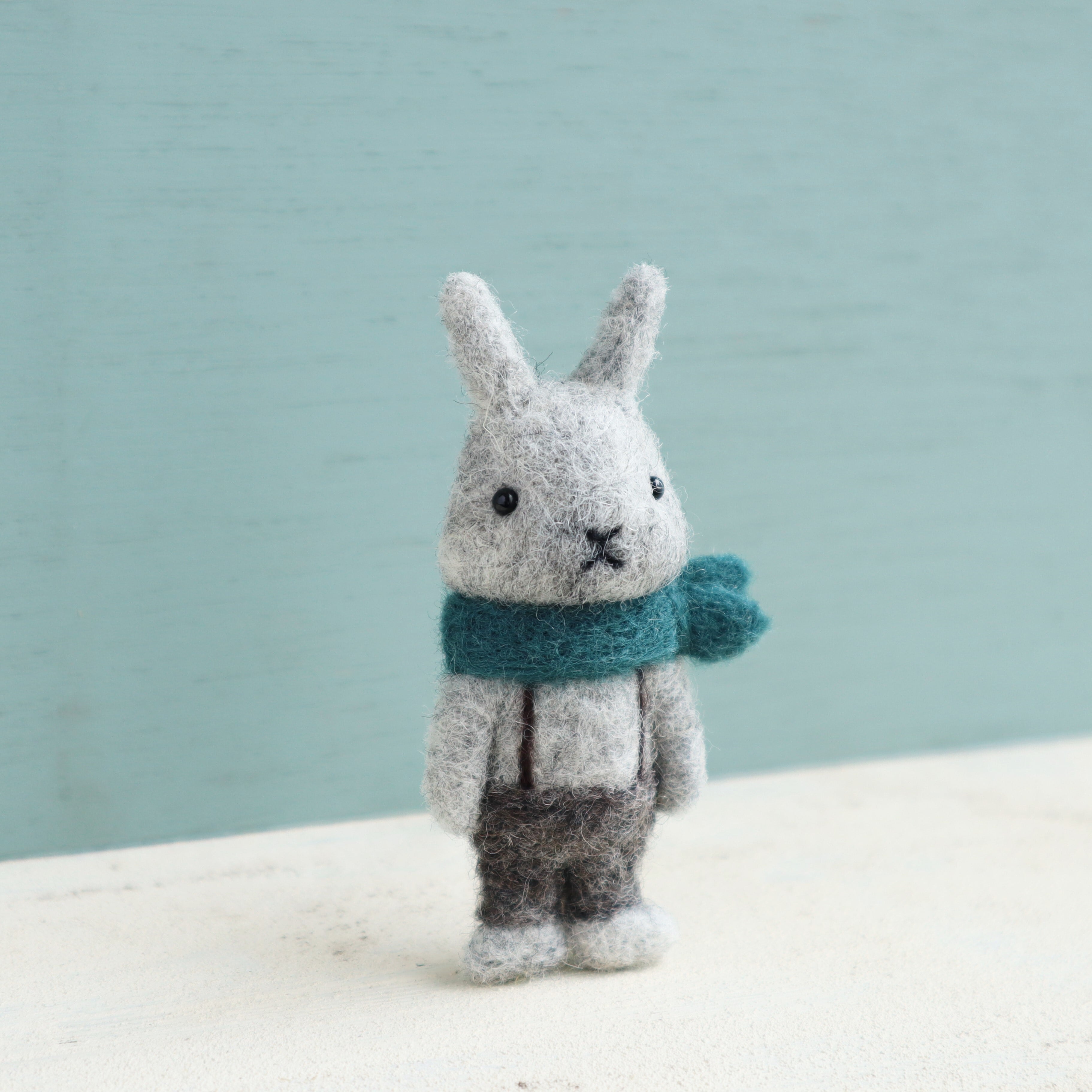 羊毛フェルト　うさぎ　おしゃれうさぎちゃんブローチ　グレー 羊毛フェルト うさぎ おしゃれうさぎちゃんブローチ グレー