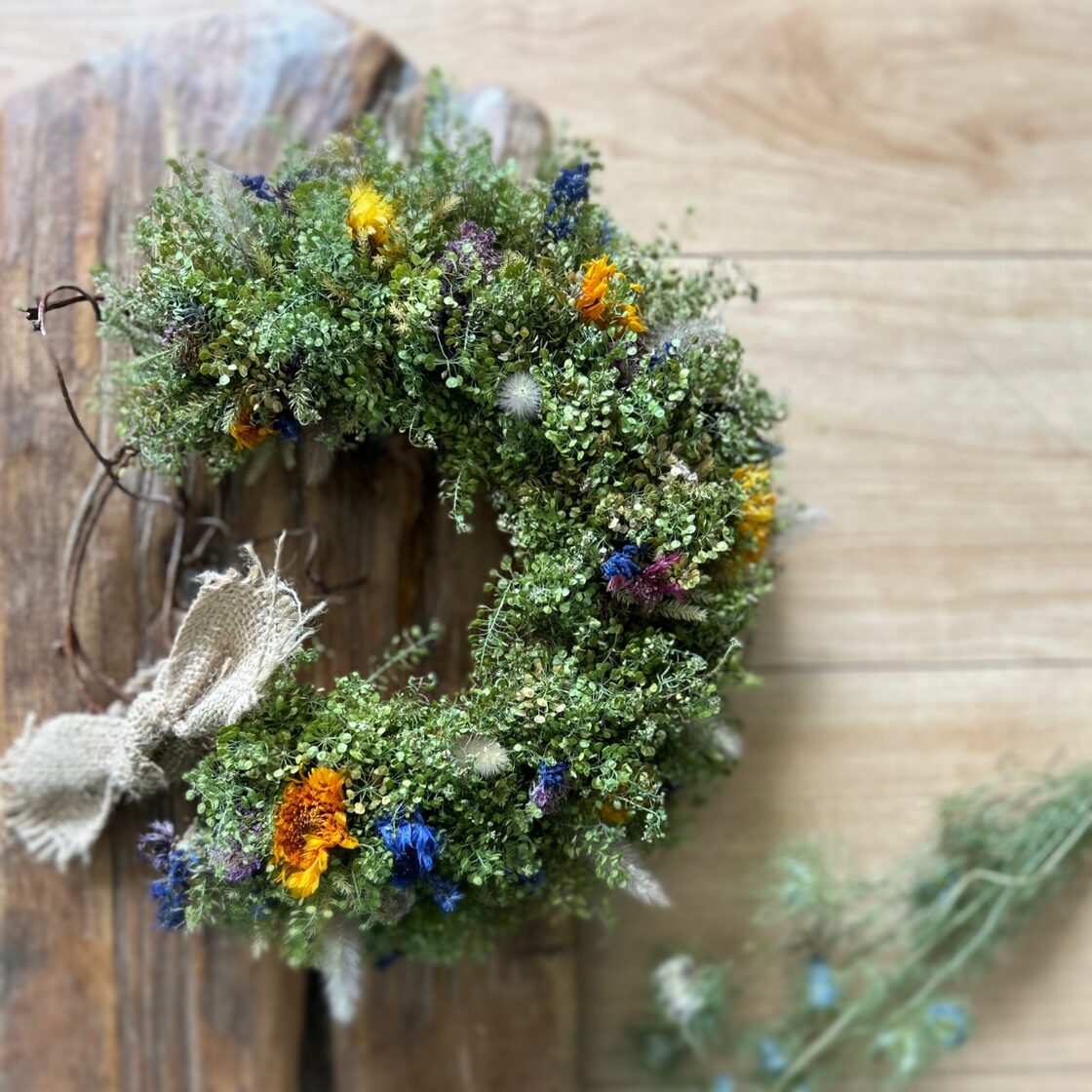 ドライフラワーのクレッセントリース green & flower（プリザーブド  