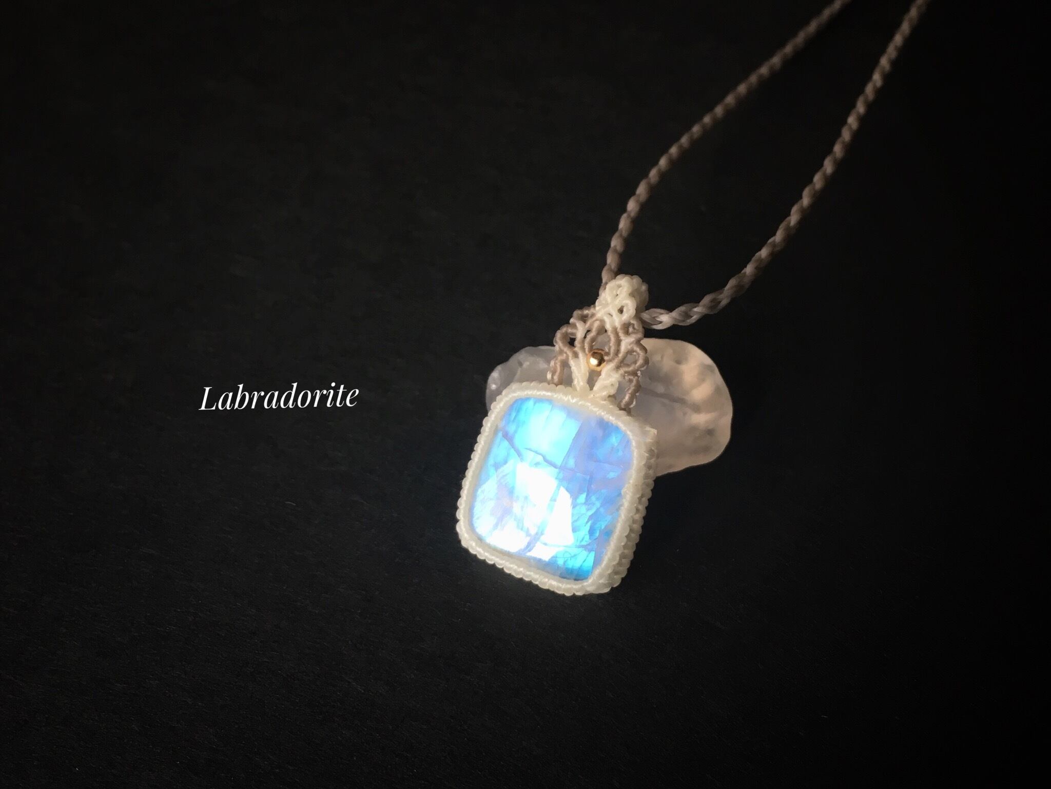ホワイトラブラドライト macramé necklace