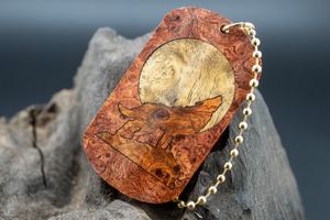 【朱色の銘木】 本花梨瘤 ドッグタグ 象嵌 月と狼