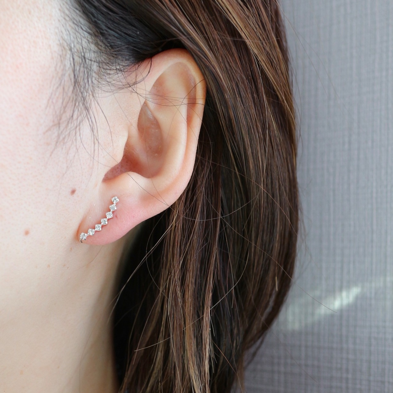 輝く小粒ラインストーンイヤーカフ