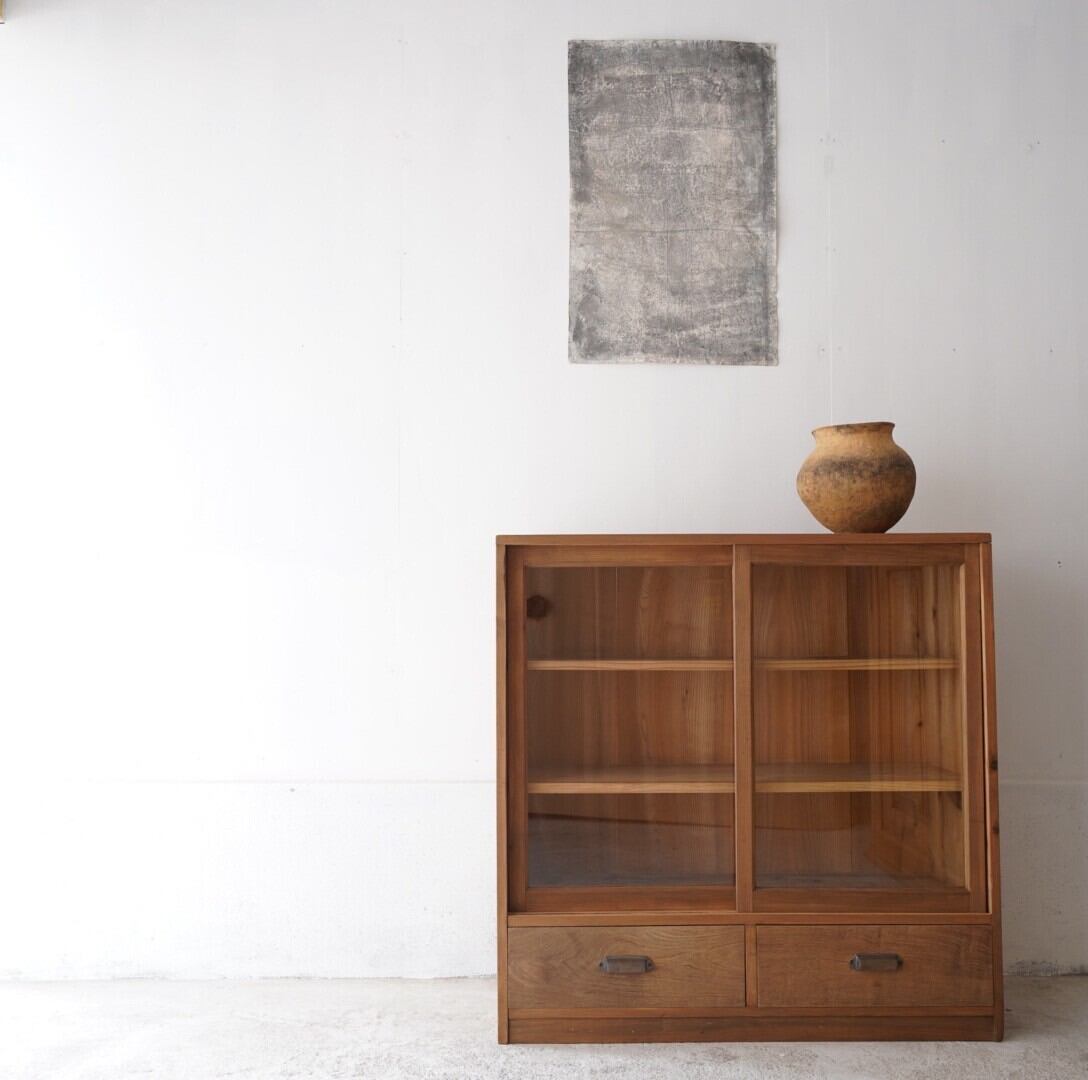 ガラス引き戸のキャビネット