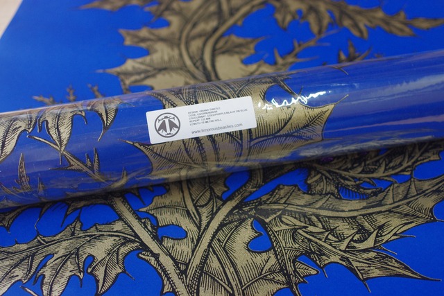 輸入壁紙 Timorous Beasties ティモロスビースティーズ Grand Thistle Ex Grn 4006 06 花柄 パープル ゴールド ブルー 青 金 紫 壁紙屋 Good Day House オンラインショップ