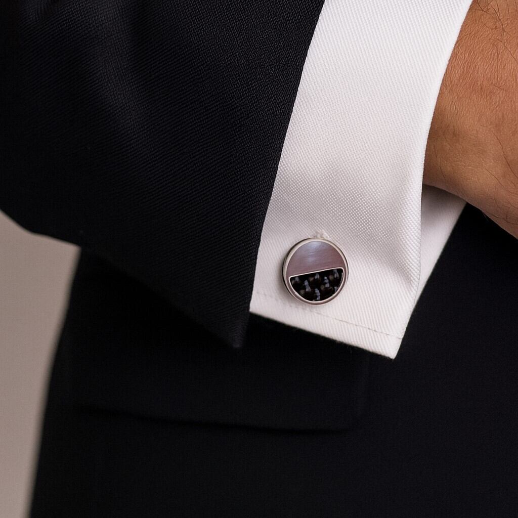 【ブラックハーフムーンカフスボタン】 2種類の素材を楽しめる! / おしゃれな男性へのプレゼントにも