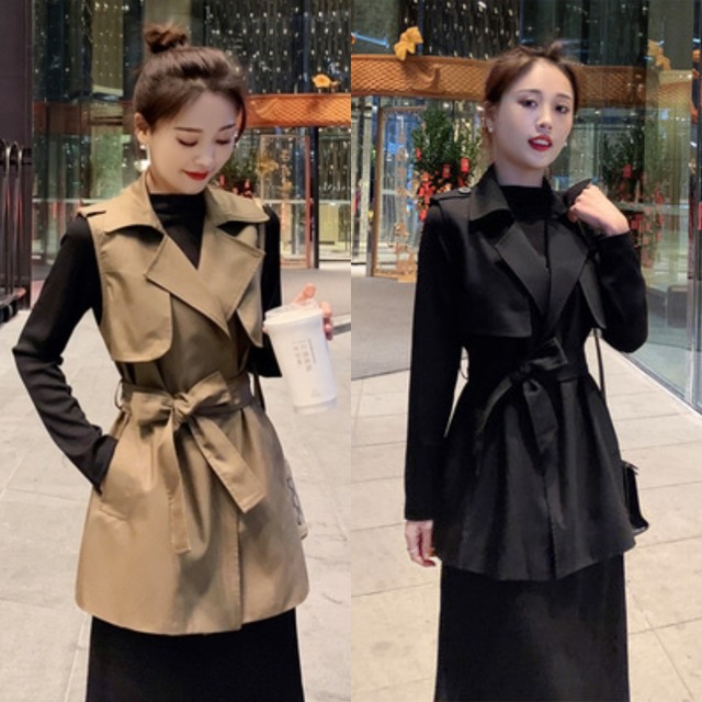 【送料無料】2色 アウター ベスト ジレ レディース 秋 カーキ ブラック 黒 無地 トレンチ風 かっこいい 上品 きれいめ 袖なし 上着 羽織 かっこいい 大きいサイズ 襟付き 袖なし ウエストリボン ウエストマーク ポケット シンプル カジュアル きれいめ かわいい 大人可愛い おしゃれ 大人女子 こなれ感 お洒落 S M L XL 2XL 無地 10代 20代 30代 ママ OL 学生 通勤 休日 デート お出かけ 女子会 モテ コーデ 韓国系 ファッション インスタ映え 着回し db1739