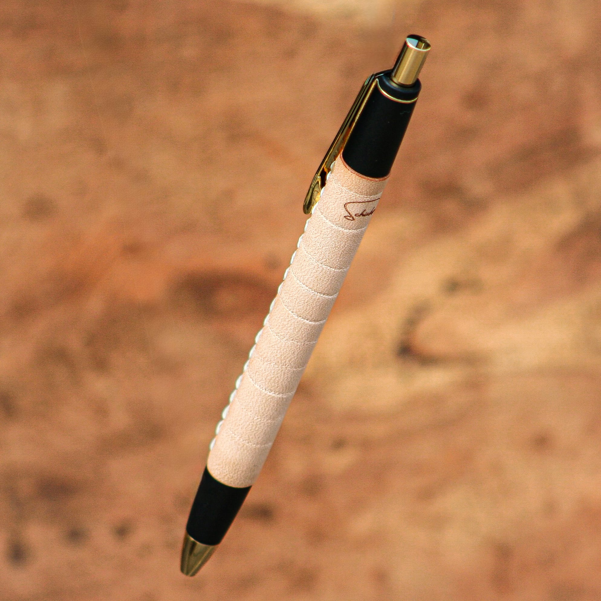 ☆不定期販売☆ 革軸ペン 【特上ヌメ革節目模様 ナチュラル】 | Schicksal