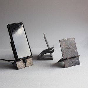 【鍛鉄のスマホスタンド 】ミニマルでおしゃれ・重厚なアイアン製スマートフォンスタンド|かっこいい卓上スタンド