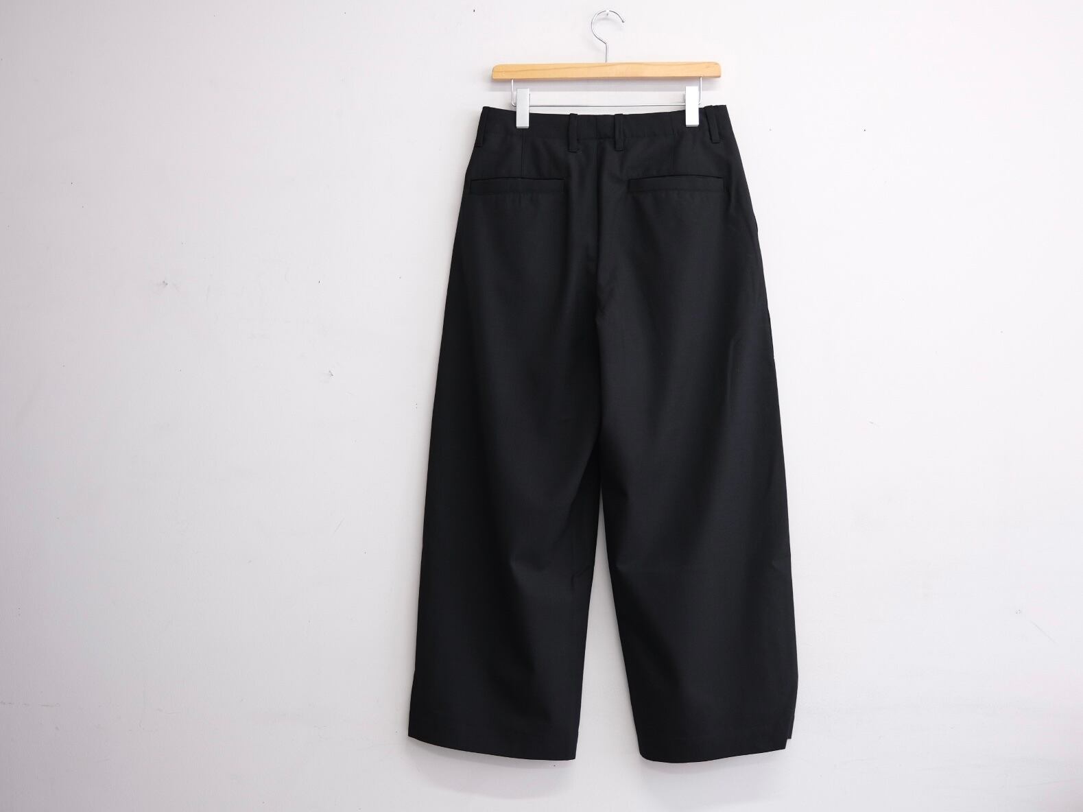 UNIVERSAL PRODUCTS.” SUMMER WOOL WIDE TROUSERS BLACK” | Lapel