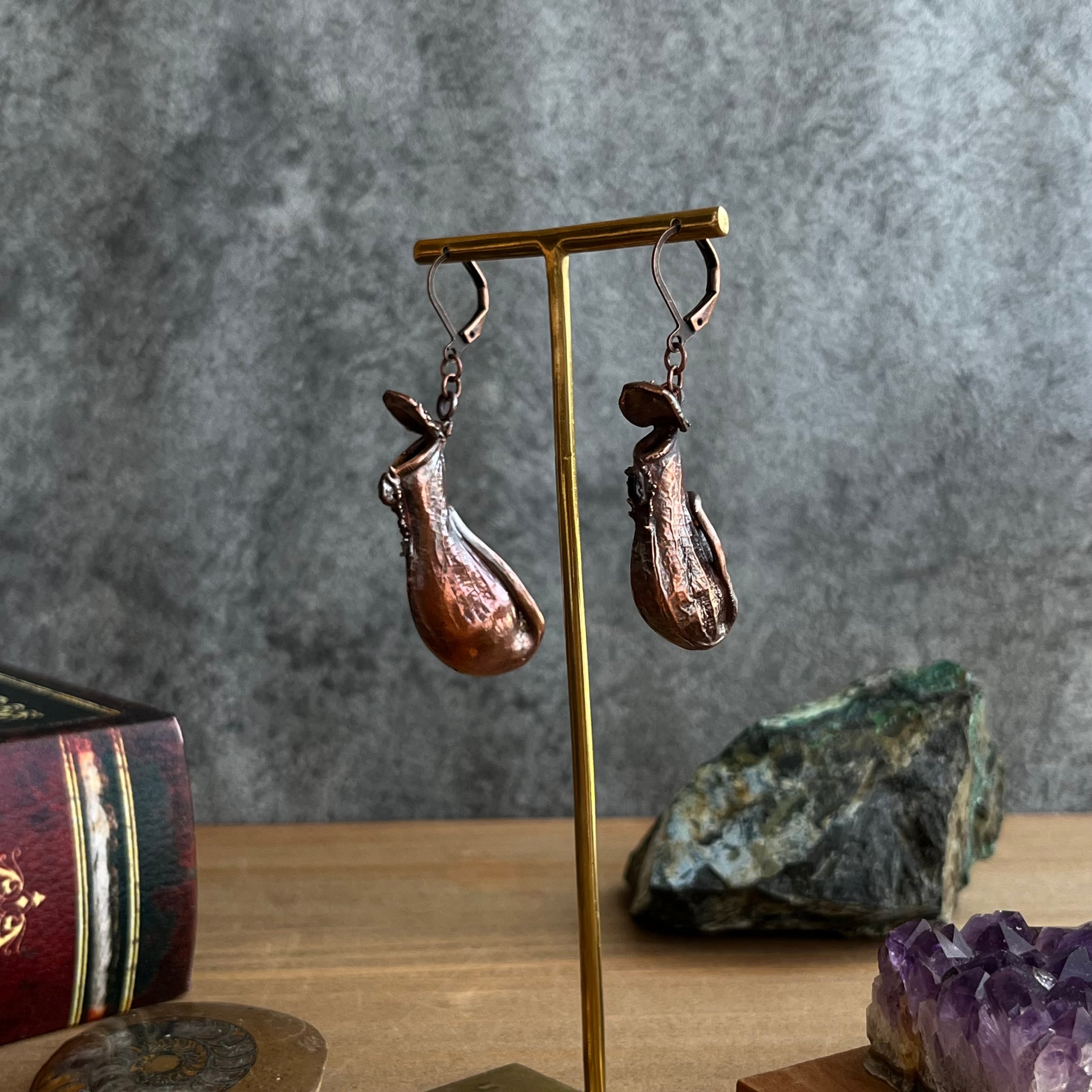 宝石の蜜をこぼすウツボカズラのピアス36（N.alata×ガーネット