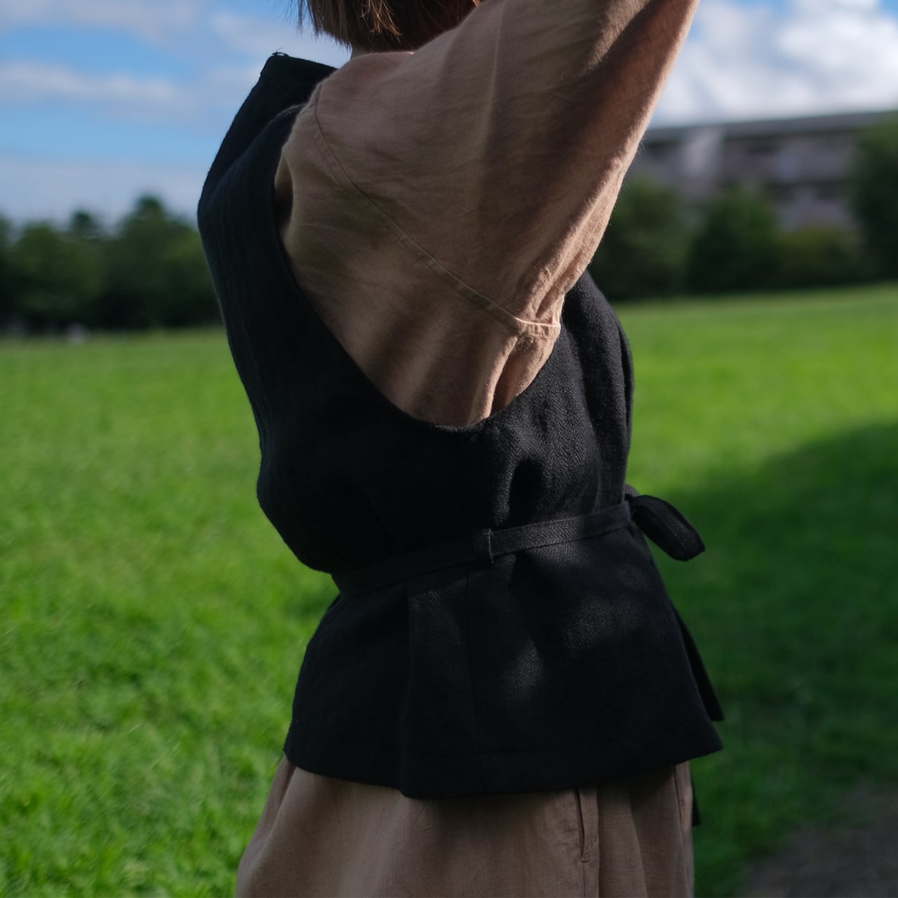 high-waisted gilet／herringbone linen 〈black〉 | SALUÉ