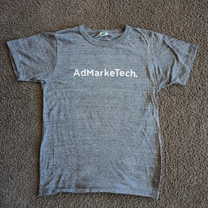 AdMarkeTechロゴ グレーTシャツ【白プリント】