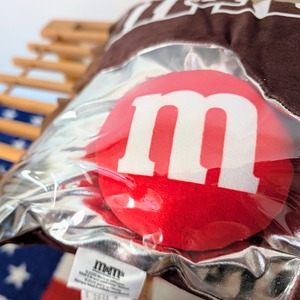 ✨️プレゼントで貰ったらめちゃ嬉しい♡✨️【 m&m's ( エムアンドエムズ ) 】 Snack Bag Plush Pillow Set / 5チョコレートプラッシュ in パッケージクッション〚アメリカン雑貨 アメトイ〛