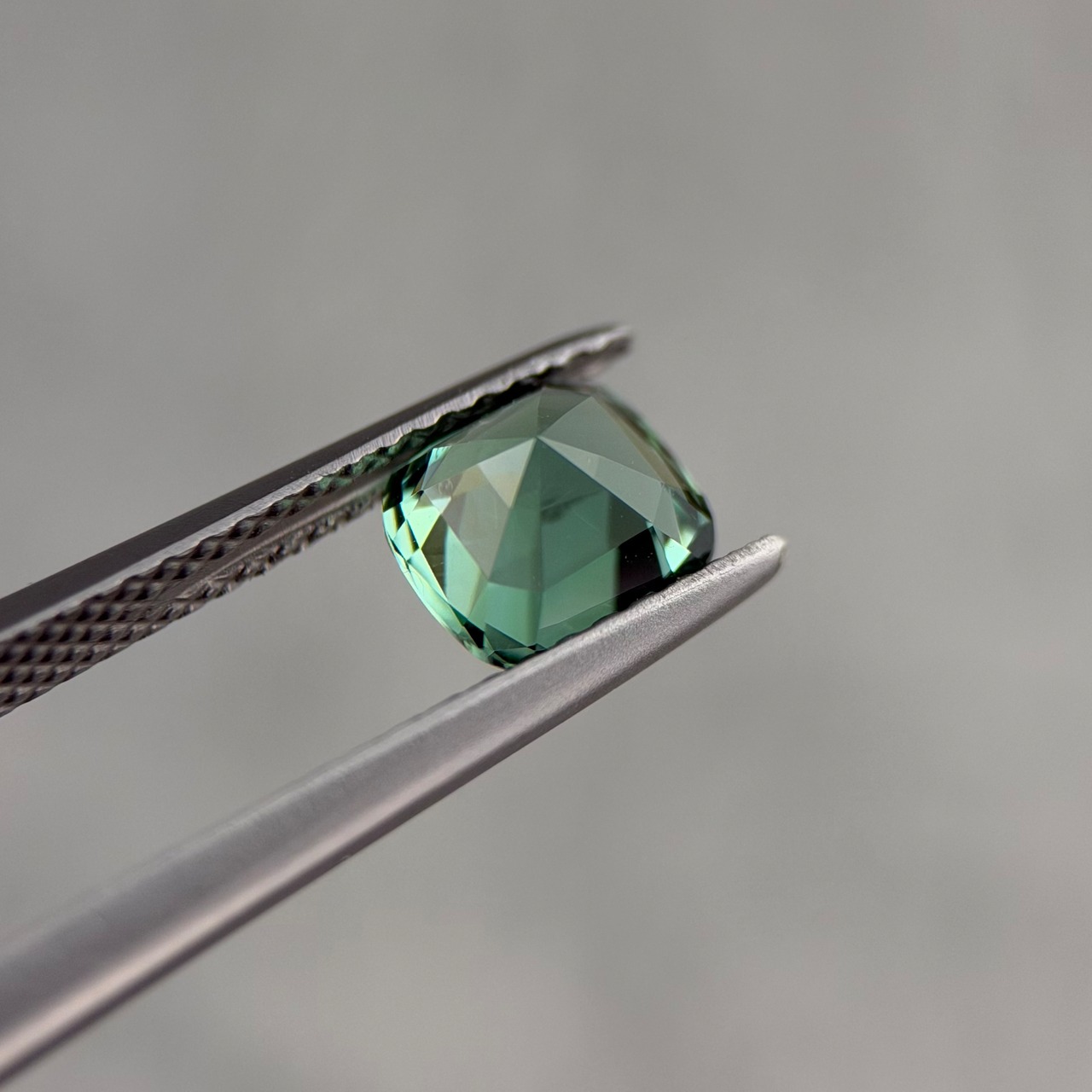 ブルーグリーントルマリン クッションカット 5.9x5.9x4.5mm, 1.03ct, ナミビア産