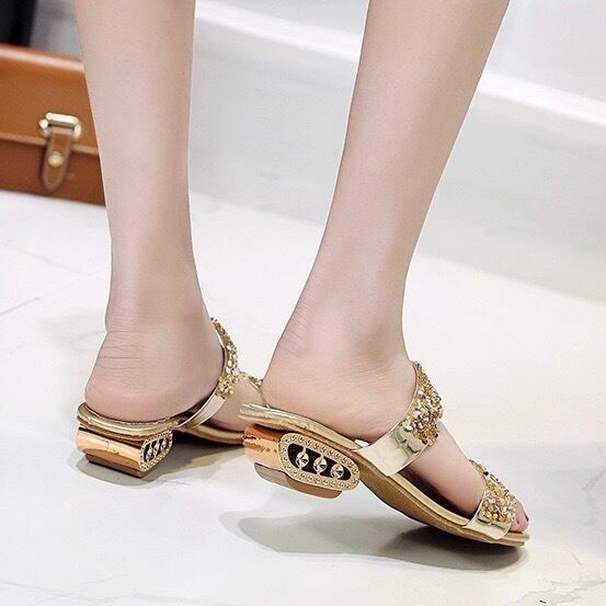 【✩】美しい模様が高級感を演出する、ローヒールの女性用シューズ。 サンダル ローヒール レディース シューズ 靴 ラインストーン