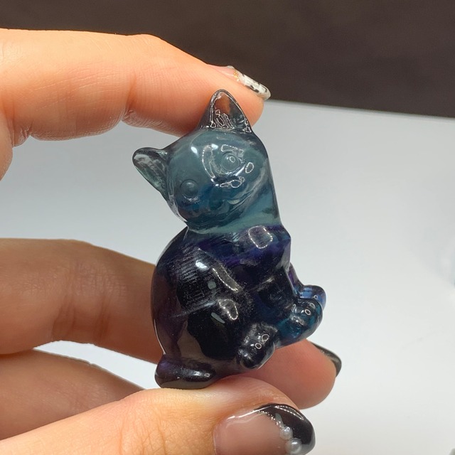 レインボーホワイトカルサイト×ちょこんと座っている可愛いねこさん・フローライトねこ